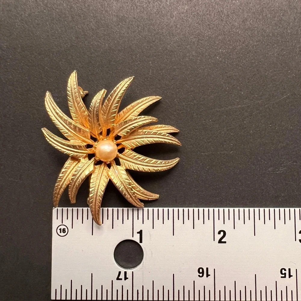 Vintage‎ Brooch Gold Tone Textured Flower Faux Pearl Signed Brooks